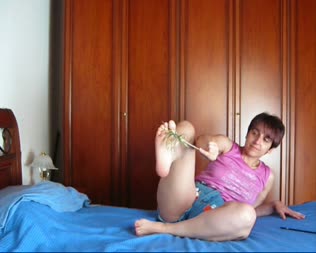 Feet Sel Tickling Full Video - In a lazy summer afternoon I had an amazing idea and i've selftickled my feet!