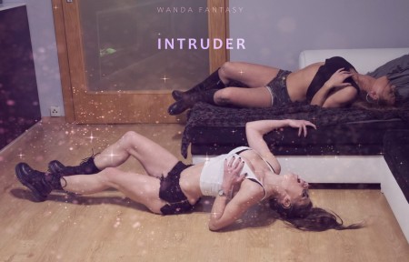 Intruder - Roxana and Wanda are interrupted by deadly bullets in 4 death scenes.

elements: gunfun, digital blood only, death scenes, dead woman, dying girls, peril, chest shots, 2 shots to back